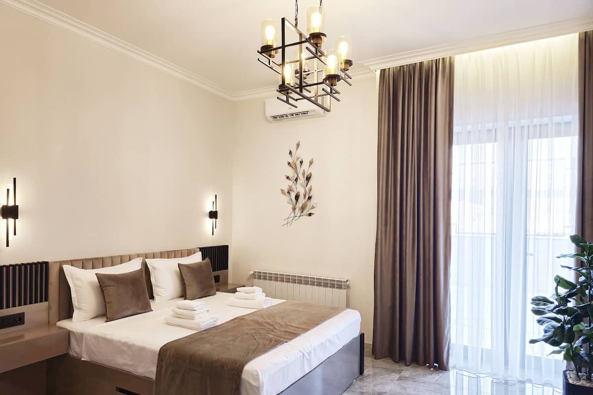 Signature Studio, 1 Double Bed, Non Smoking, Kitchen | Living area