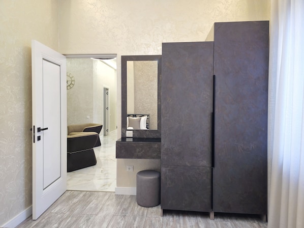 Signature Room, 2 Bedrooms, Non Smoking, Kitchen | Free WiFi