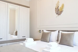 Signature Room, 1 Bedroom, Non Smoking, Kitchen | Free WiFi