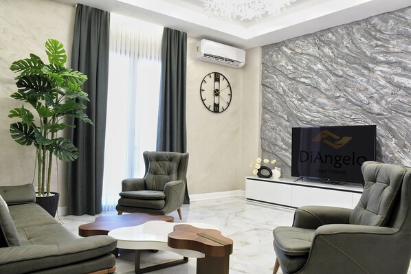 Family Room, 2 Bedrooms, Non Smoking, Kitchen | Living room