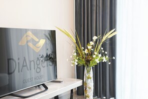 Signature Room, 1 Bedroom, Non Smoking, Kitchen | Living room