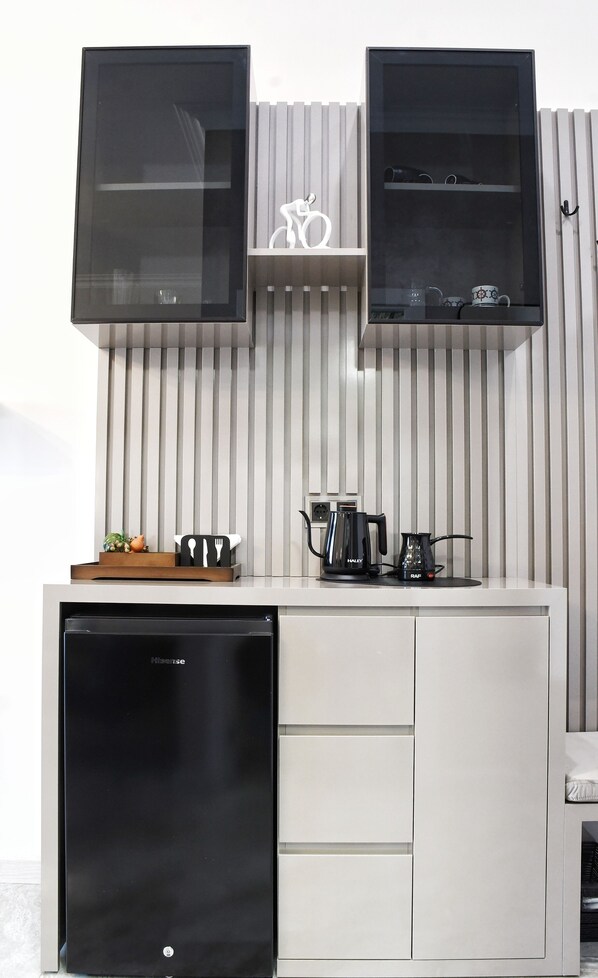 Signature Studio, 1 Double Bed, Non Smoking, Kitchen | Private kitchenette | Fridge, stovetop, electric kettle, cookware/dishes/utensils