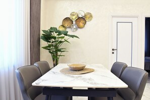 Signature Room, 2 Bedrooms, Non Smoking, Kitchen | In-room dining