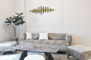 Signature Room, 1 Bedroom, Non Smoking, Kitchen | Living room