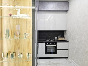 Signature Room, 2 Bedrooms, Non Smoking, Kitchen | Private kitchen | Fridge, stovetop, cookware/dishes/utensils