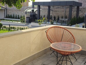 Signature Room, 1 Bedroom, Non Smoking, Kitchen | Balcony view