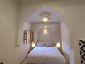 5 bedrooms, iron/ironing board, WiFi, bed sheets