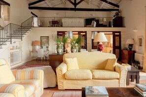 暖炉、DVD プレーヤー、テーブルサッカー台、ステレオ