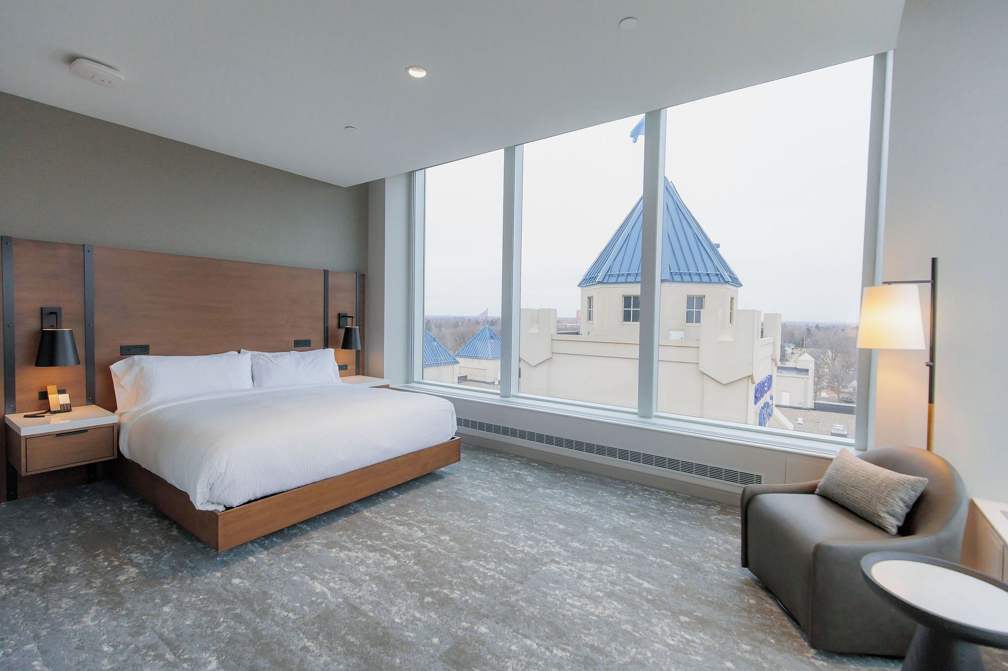 Stüdyo Süit, 1 En Büyük (King) Boy Yatak, Köşe | Odada kasa, masa, dizüstü bilgisayar çalışma alanı, güneşlik/perde 