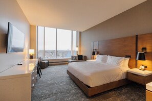 Rom – standard, 1 kingsize-seng, byutsikt | Safe på rommet, skrivebord og skrivebord for bærbar PC