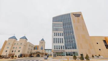 Un edificio moderno con fachada de vidrio y un letrero que indica 'Sanford Orthopedic Hospital'.