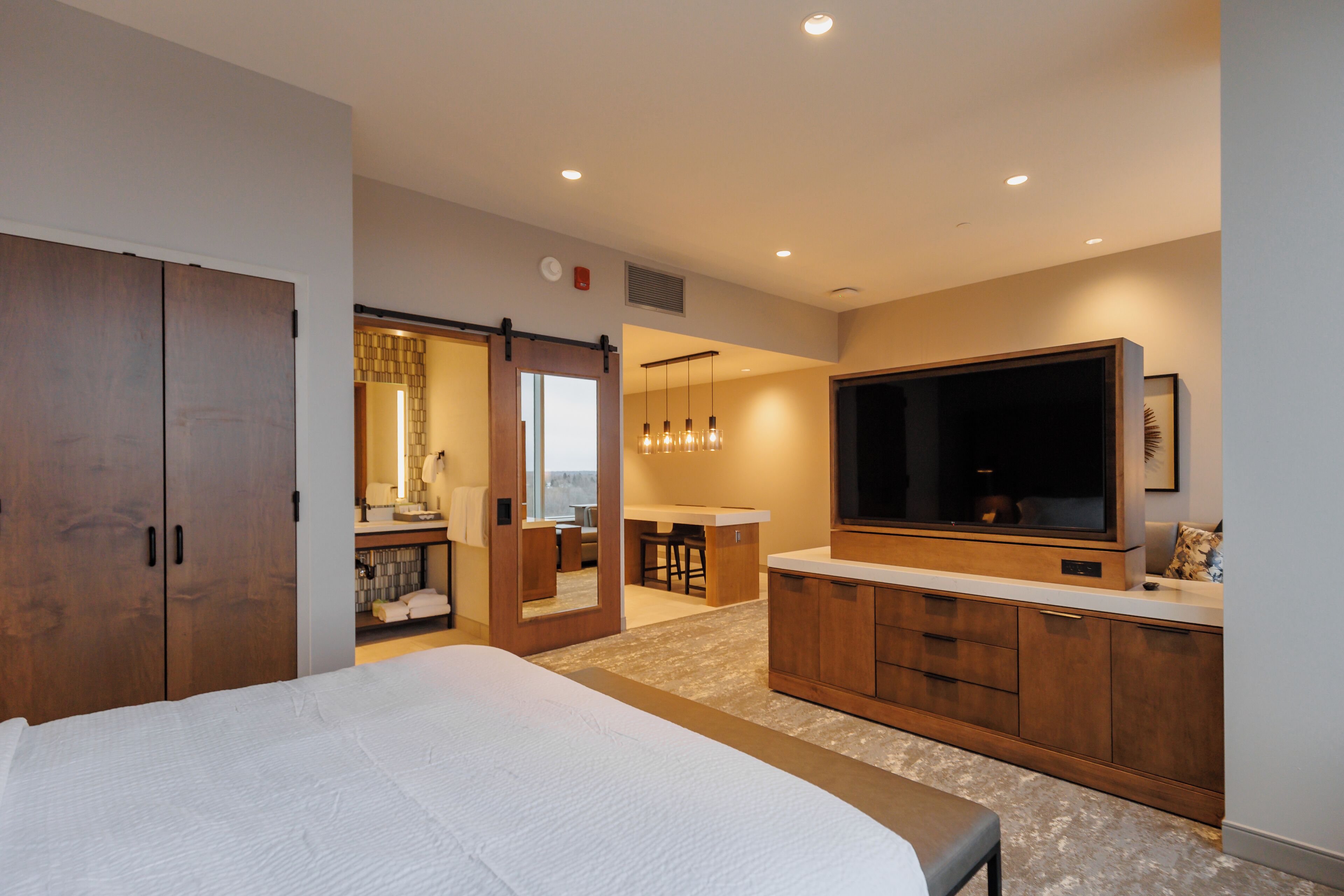 Deluxe Studio Suite, 1 King Bed | In-room safe, desk, laptop workspace, blackout curtains