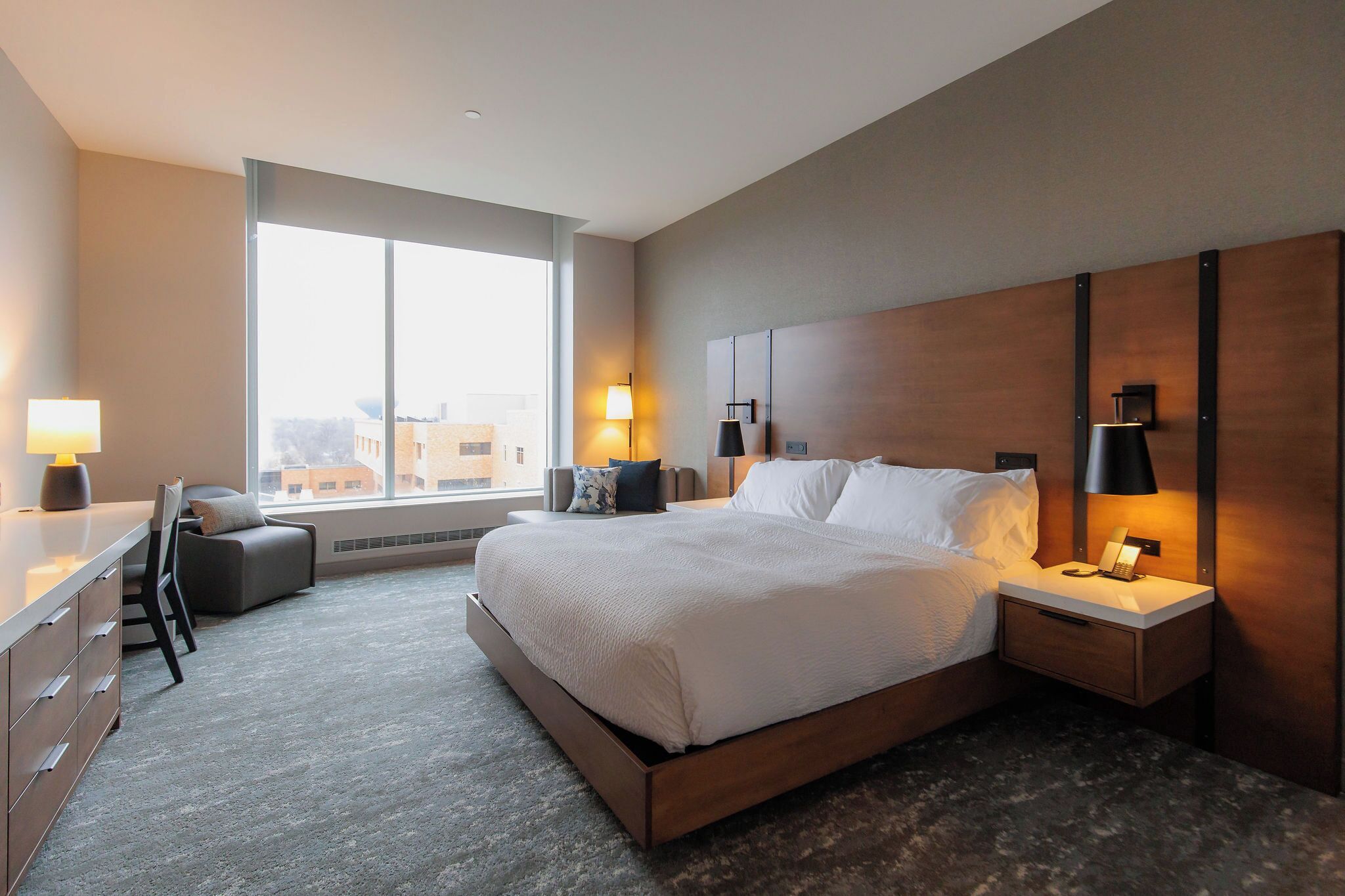 Odada kasa, masa, dizüstü bilgisayar çalışma alanı, güneşlik/perde 