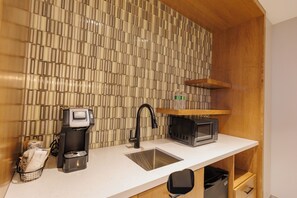 Deluxe Studio Suite, 1 King Bed | Private kitchenette | Mini-fridge, microwave, coffee/tea maker - Highpoint Hotel (Sioux Falls)