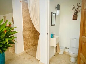 Shower, hair dryer, towels - Tranquil Retreat near beaches w/resort style charm and communal pool area (Grote Berg)