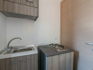 Kühlschrank, Herdplatte, Kochgeschirr/Geschirr/Besteck