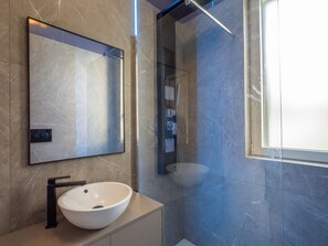 Regadera, amenidades de baño gratuitas, secadora de cabello, toallas 