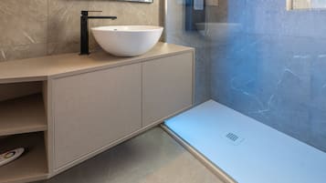Dusche, kostenlose Toilettenartikel, Haartrockner, HandtĂŒcher