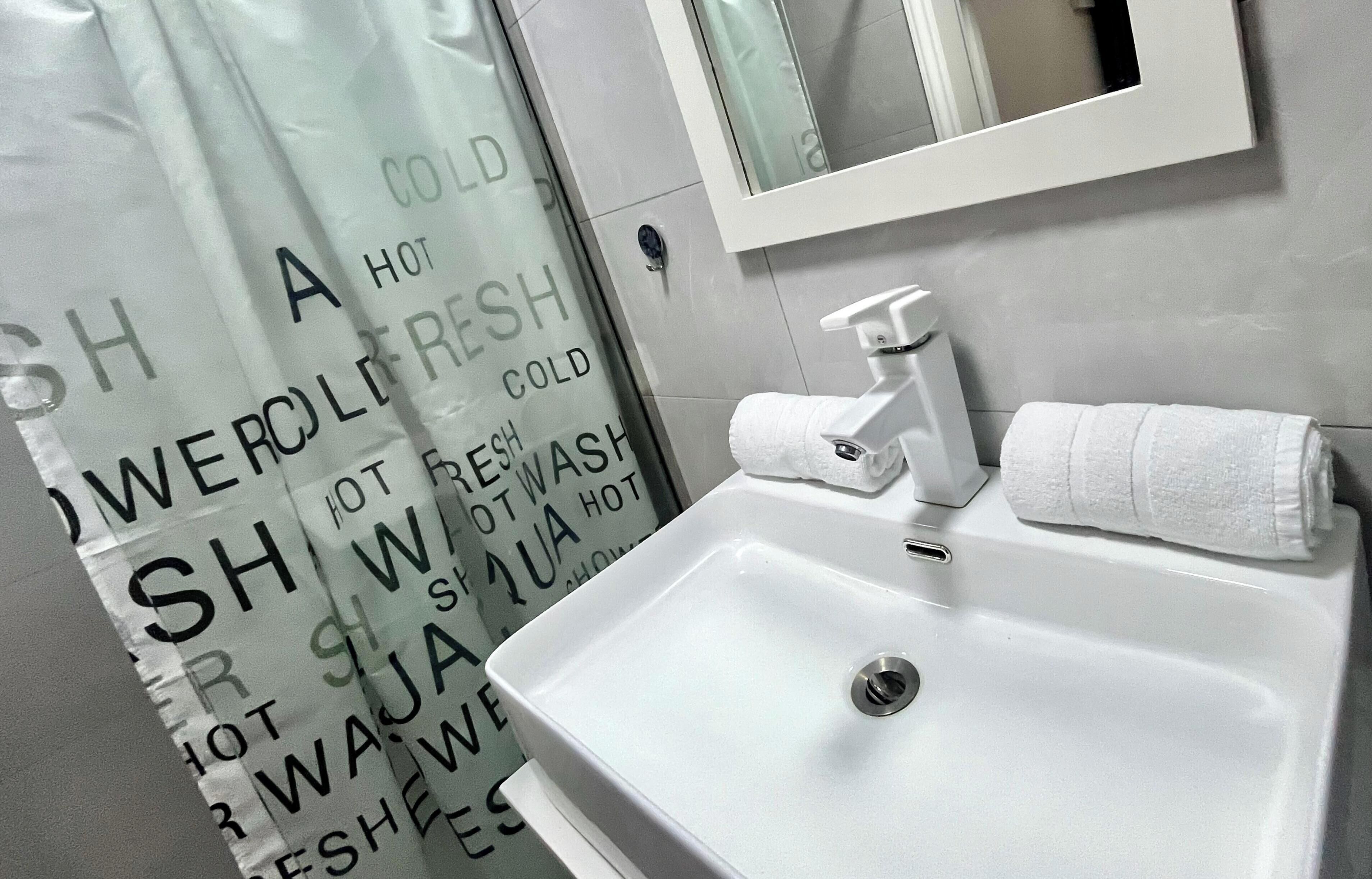 Suihku, hiustenkuivaaja, pyyhkeet