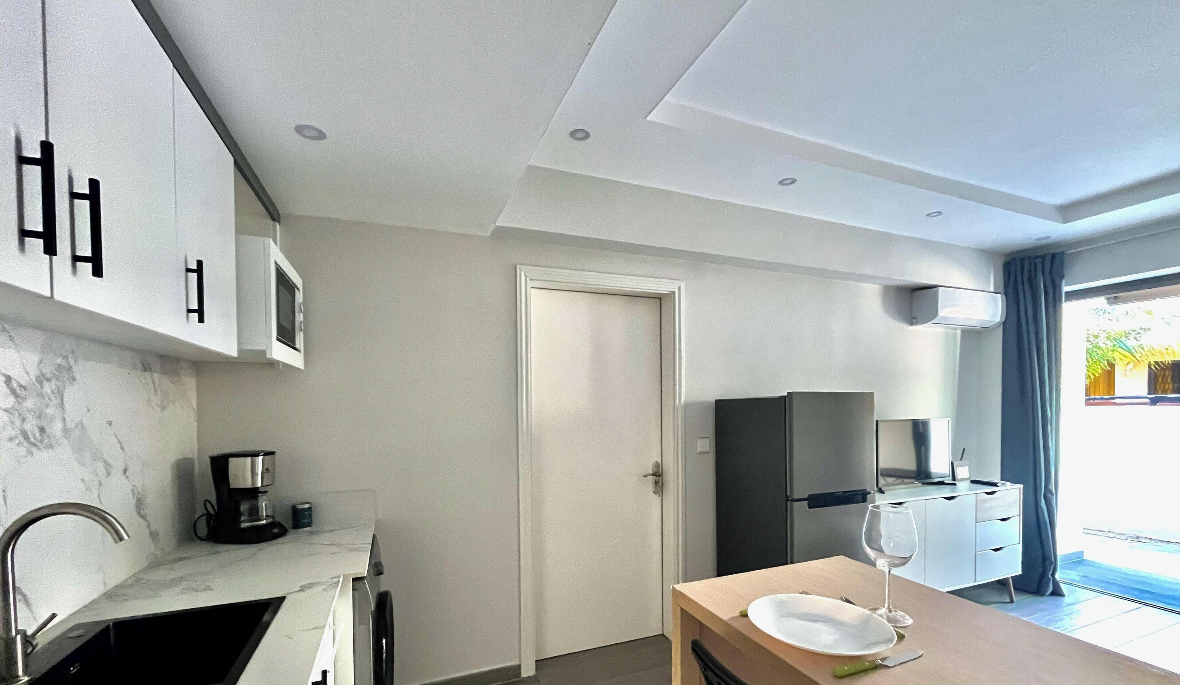 Kjøleskap, mikrobølgeovn, kokeplater og vannkoker