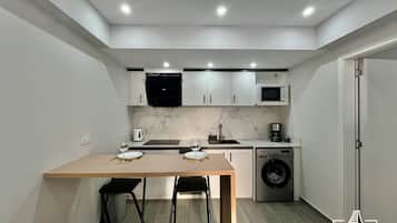 Een koelkast, een magnetron, een kookplaat, een waterkoker