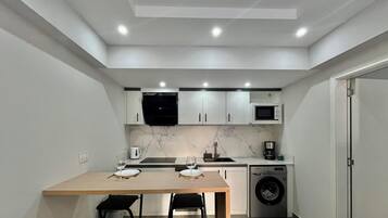 雪櫃、微波爐、爐具、電熱水壺