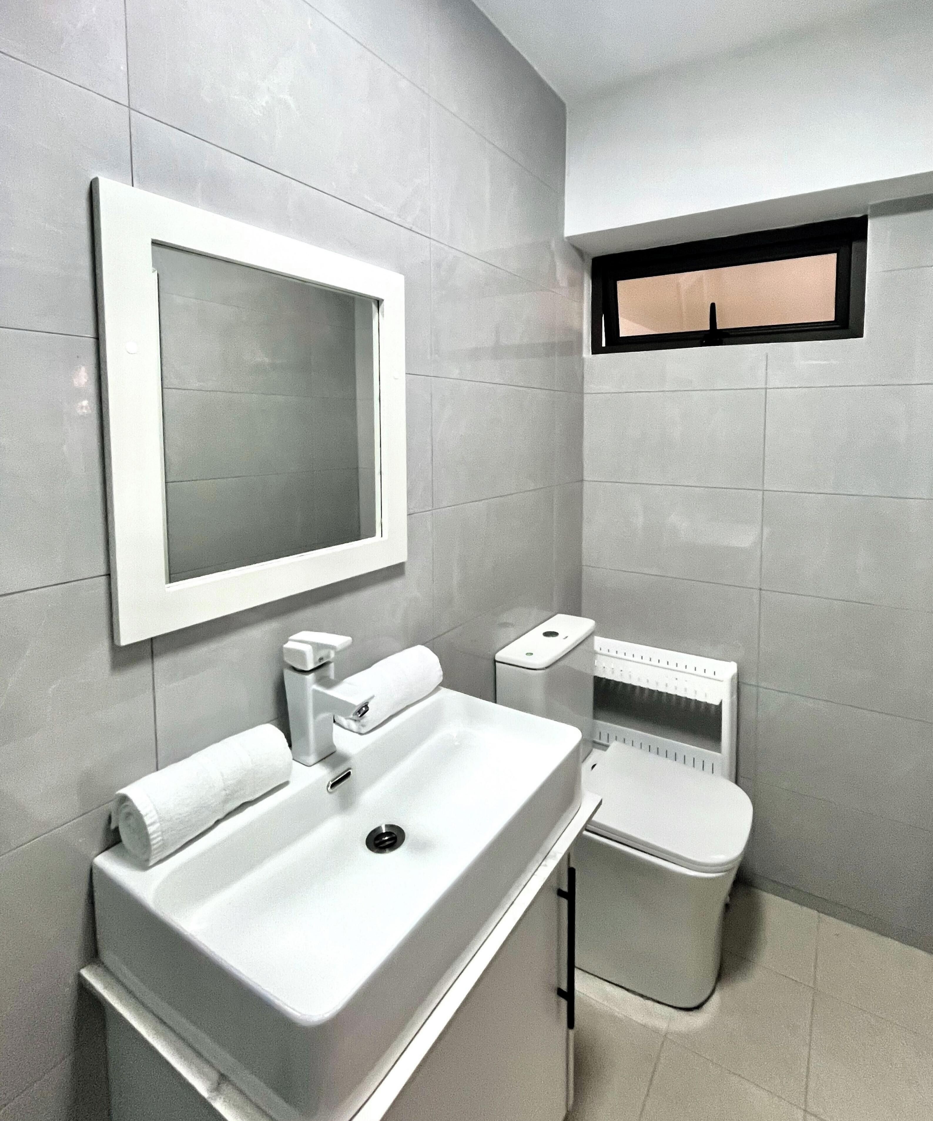 Dusj, hårføner og håndklær