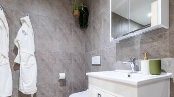 Dusj, hårføner og håndklær