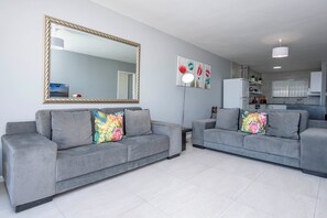 Comfort Apartment, Beach View | Living area