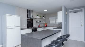 Lemari es besar, microwave, oven, dan kompor