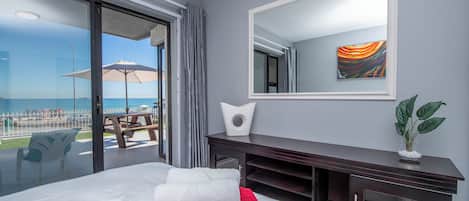 Appartamento Comfort, vista spiaggia | Una cassaforte in camera, ferro/asse da stiro, Wi-Fi gratuito, lenzuola