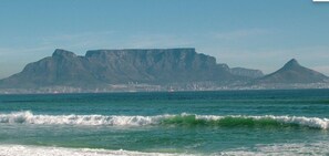 Di pantai, pasir putih, luncur angin, 5 bar pantai 