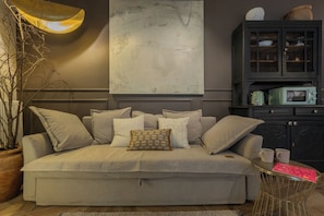 Basic-Apartment, Balkon | Wohnbereich | 30-Zoll-Fernseher mit Satellitenempfang