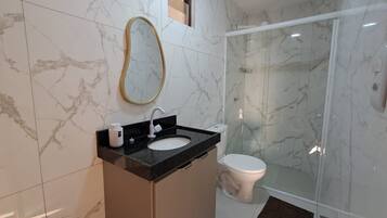 Chalé | Banheiro | Toalhas de banho, papel higiênico