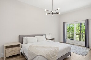 3 bedrooms, WiFi, bed sheets - Family Condo for 6 | 10 Minutes to Blue Mountain! (Collingwood)
