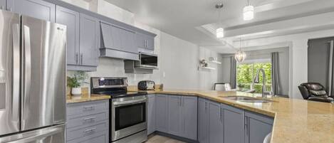 Réfrigérateur, four à micro-ondes, un four, surface de cuisson