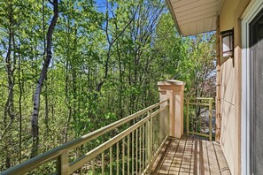Property grounds - Family Condo for 6 | 10 Minutes to Blue Mountain! (Collingwood)