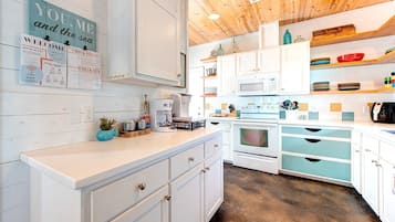 Køleskab, mikrobølgeovn, ovn, kogeplade