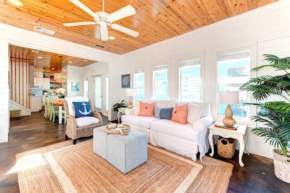 Smart TV, books - Popular Village Walk Cottage in Golf Cart Zone W/Pool Mins to Beach (Port Aransas)