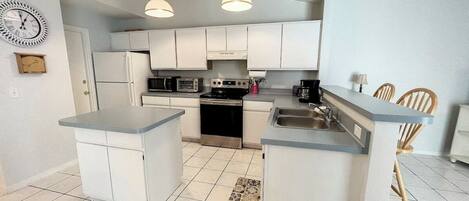 Microondas, horno, placa de cocina, lavavajillas