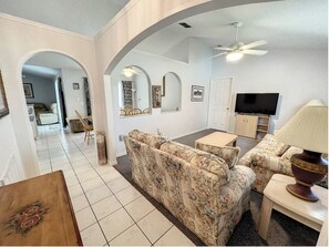 TV - 4 Bedrooms in Davenport only minutes to Disney. (Davenport)