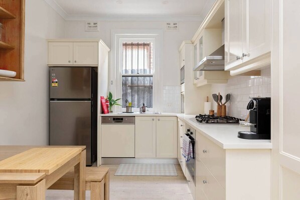 ثلاجة، ميكروويف، فرن، موقد طهي مسطح