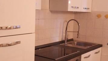 Fridge, oven, stovetop, coffee/tea maker