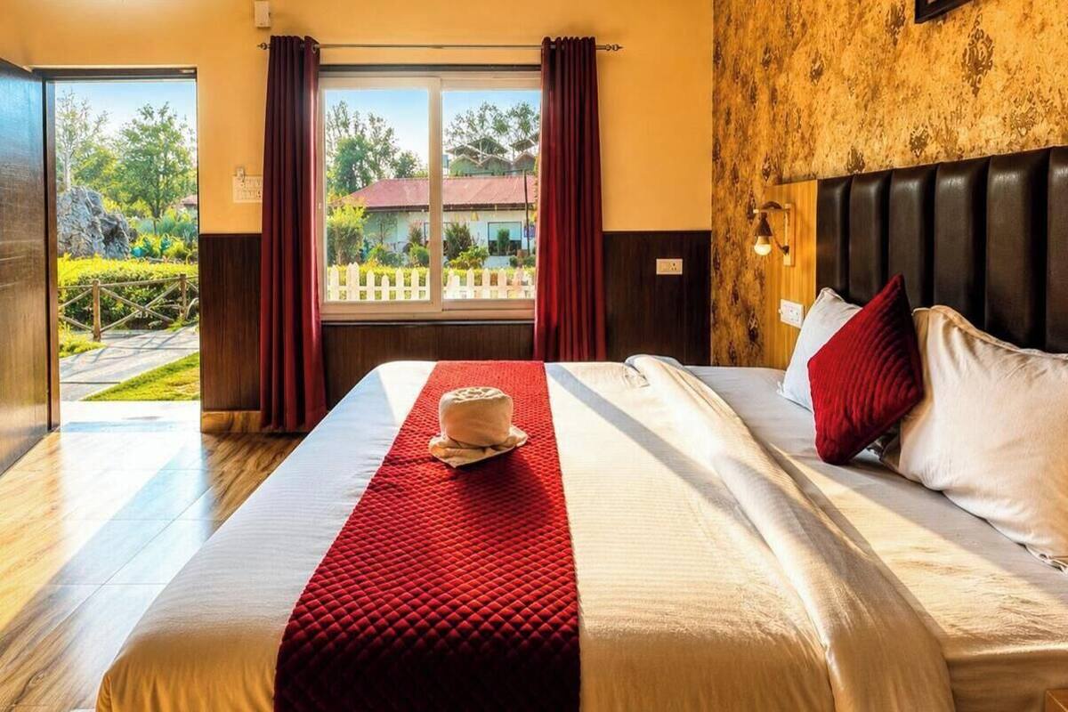 Deluxe Double Room | Desk, laptop workspace, iron/ironing board, WiFi (free)