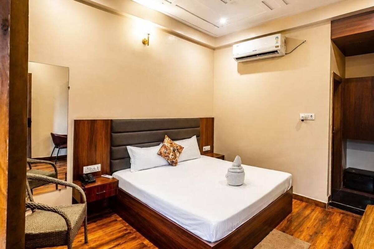 Deluxe Room | Desk, laptop workspace, iron/ironing board, WiFi (free)