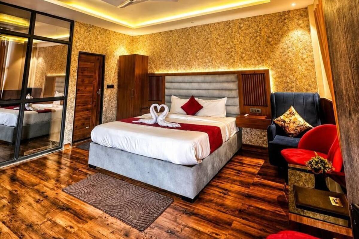 Superior Room | Desk, laptop workspace, iron/ironing board, WiFi (free)