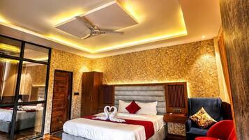 Superior Room | Desk, laptop workspace, iron/ironing board, free WiFi