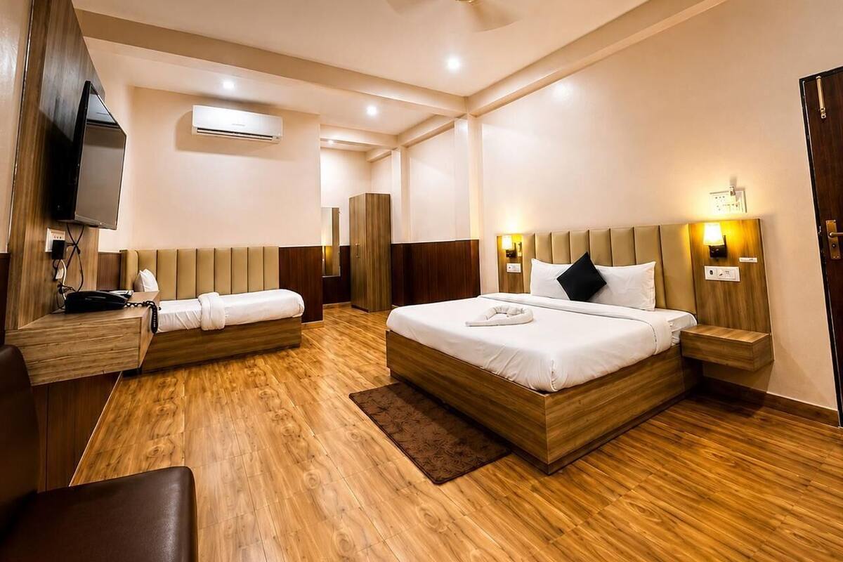 Luxury Room | Desk, laptop workspace, iron/ironing board, WiFi (free)
