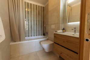 Hair dryer, towels, soap, toilet paper - Maison Capucine - Sea view, pool & Cape charm (Brando)