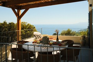 Outdoor dining - Maison Capucine - Sea view, pool & Cape charm (Brando)